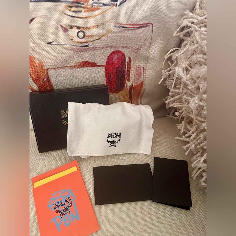 MCM x Sambypen Limited Edition Visetos Rabbit AirPods Pro Case Key Chain💝COA🌸 - Picture 5 of 7